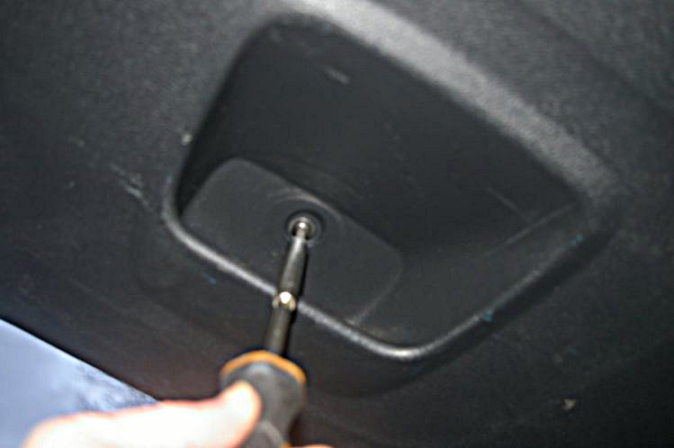 Fitting a Peugeot 308SW reversing camera step C-9